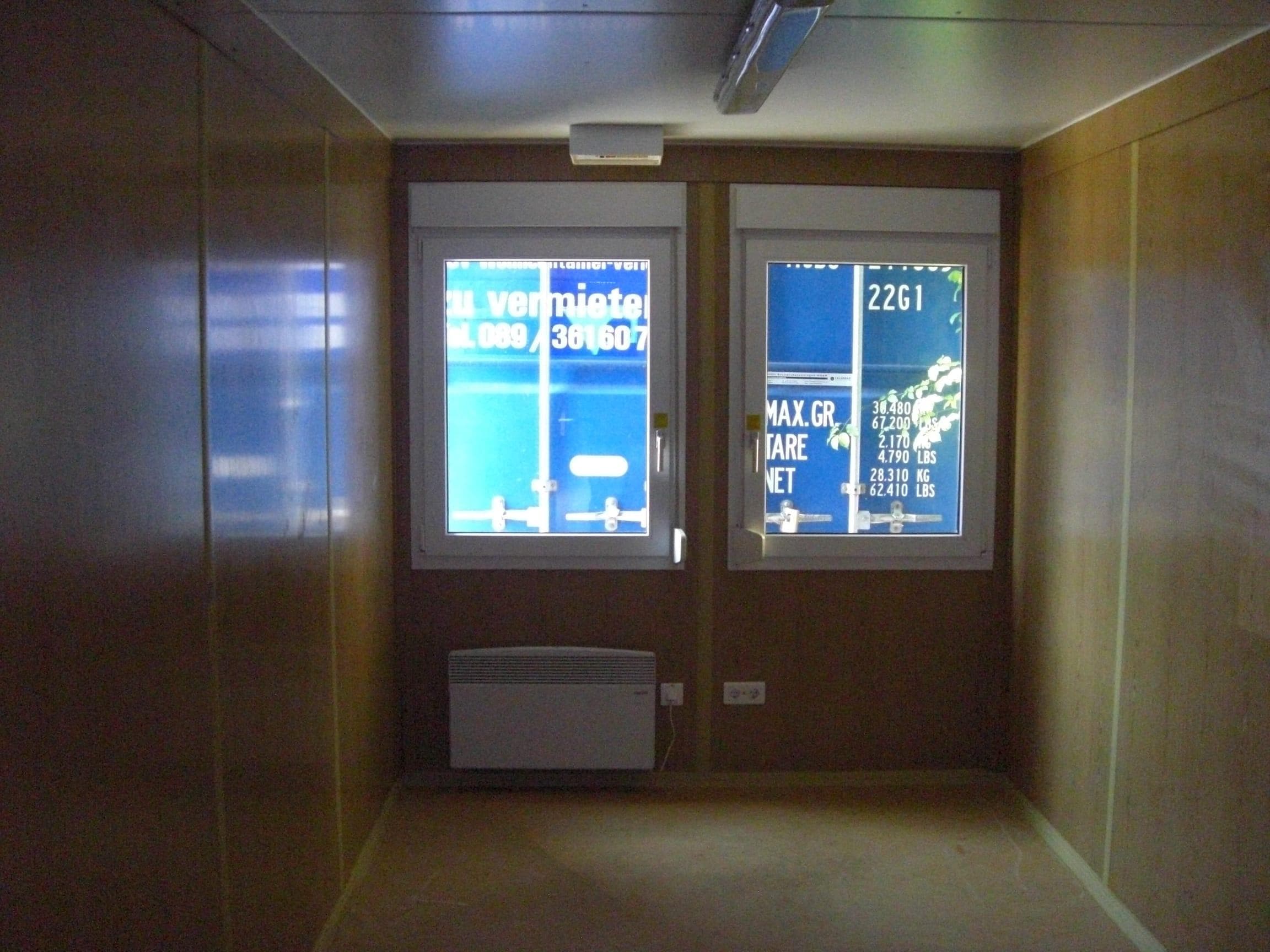Bürocontainer Innenansicht mit Fenstern und Heizung